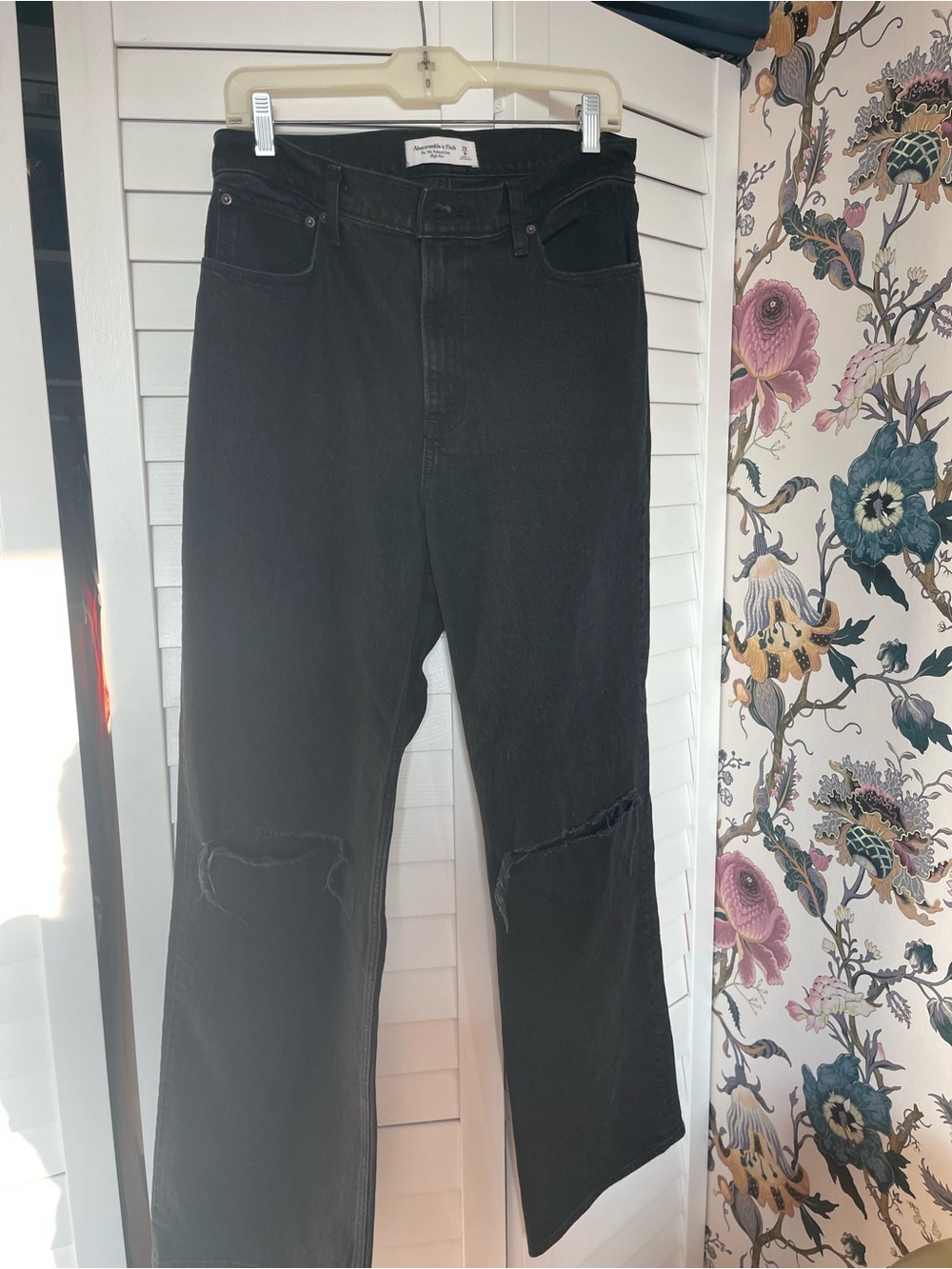 Abercrombie & Fitch Black Straight-Leg Jeans with Knee Rips